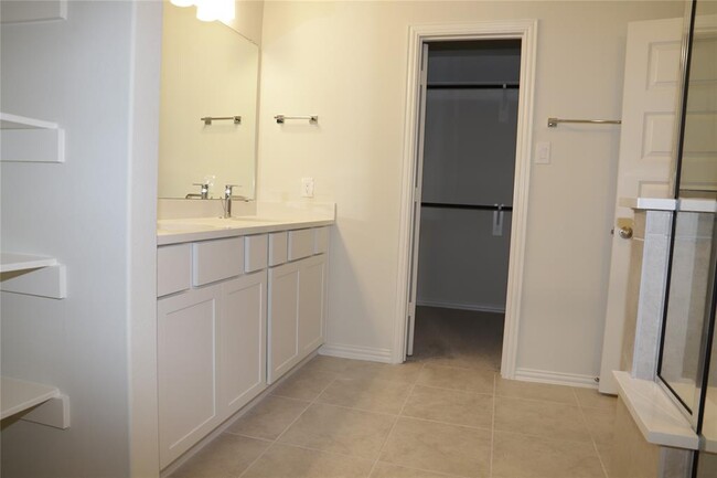 Building Photo - 27943 Western Crk Ct