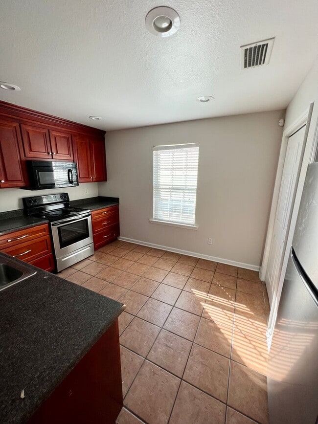 Building Photo - Screened in Porch and 2 Car Garage!