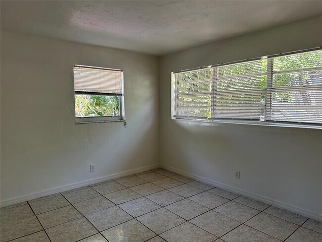 Building Photo - 205 SE 22nd St