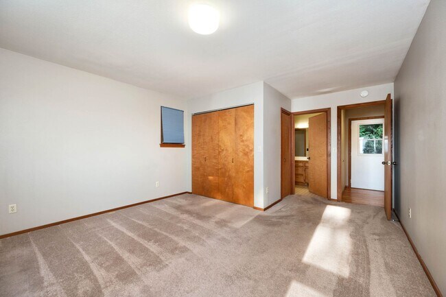 Building Photo - Beautiful home with views and in a gated c...