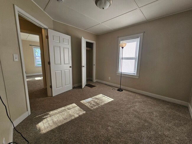 Building Photo - 2 bed 1 bath with Garage