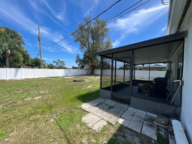 Building Photo - 1011 Bianca Dr NE