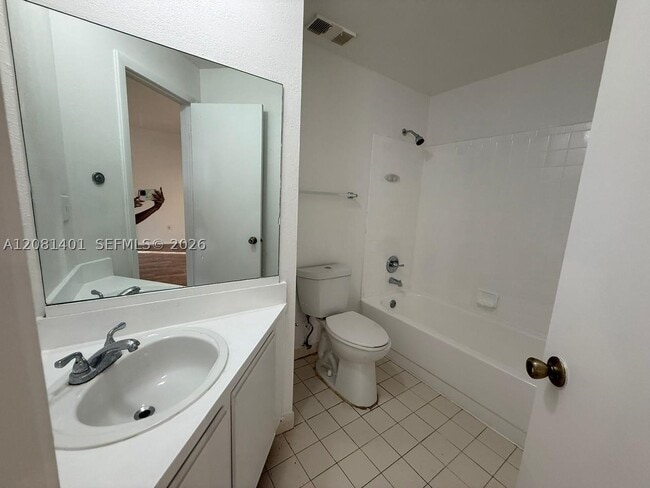 Building Photo - 2550 SW 18th Terrace