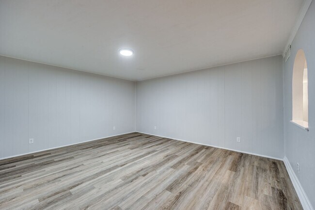 Building Photo - Spacious 4BD Home with Stunning Landscape ...