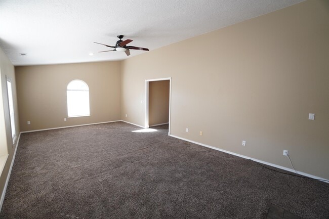 Building Photo - 2747 E Migratory Dr