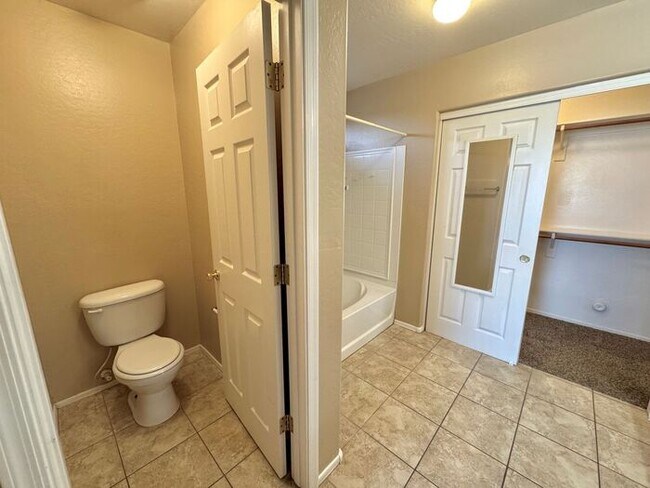 Building Photo - GREAT 4BEDROOM/3BATH HOME WITH ALL THAT YO...