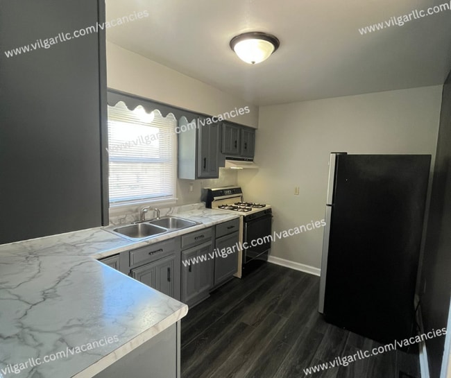 Building Photo - 2 large bedrooms & 1 newly updated bathroo...