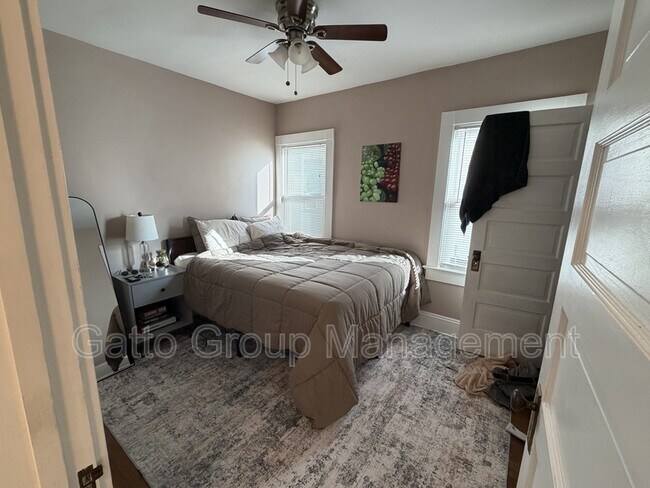 Building Photo - 1305 W 106th St