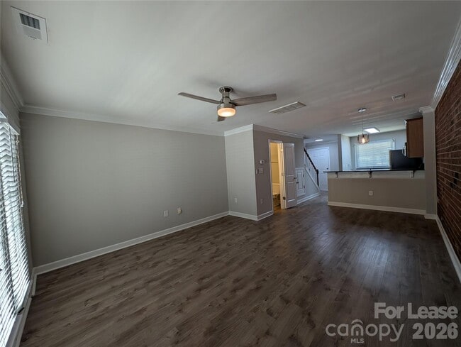 Building Photo - 1215 Green Oaks Ln