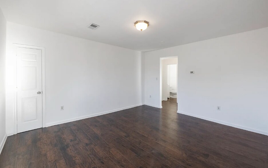 Building Photo - 506 Eastern Ave NE