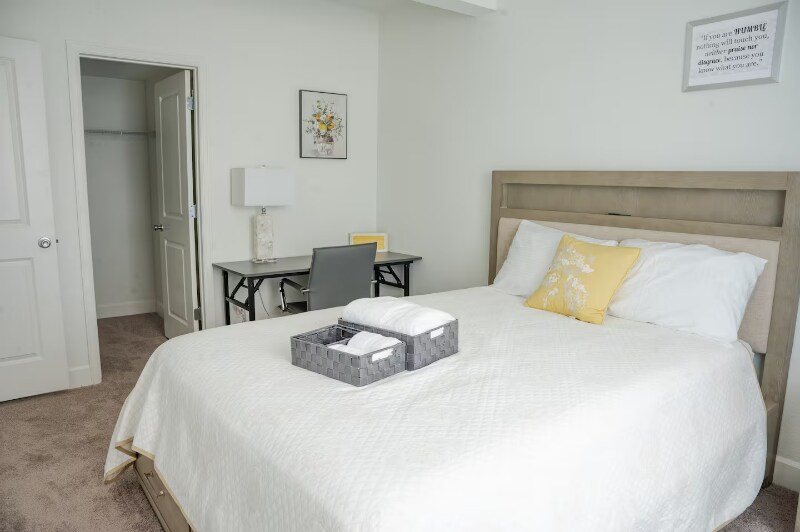 Building Photo - 6253 N Liverpool St