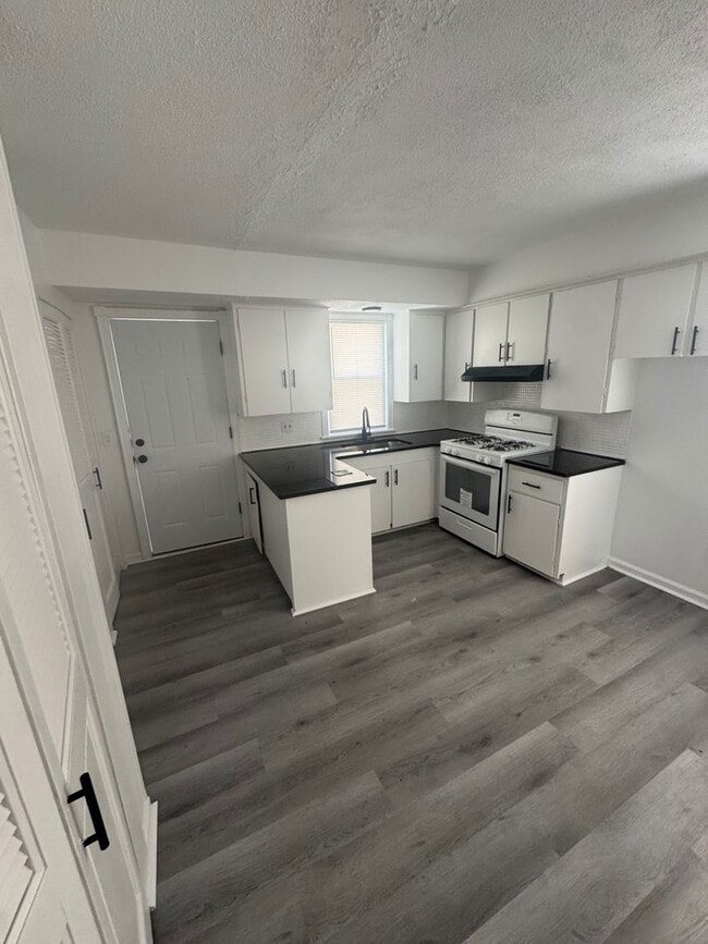 Building Photo - Spacious Two-Bedroom Unit in a Charming Property – Available Now!
