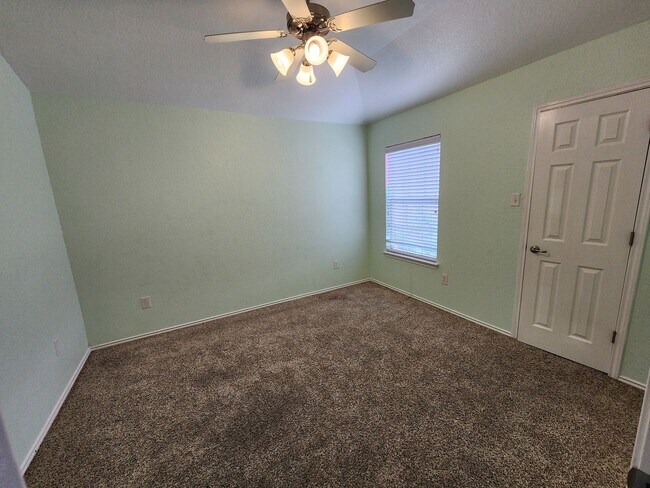 Building Photo - Spacious 3 Bedroom/2.5 Bath Home
