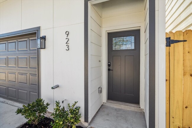 Building Photo - 925 Bianco Ln