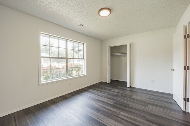 Building Photo - 3/ 2 Home For Rent!