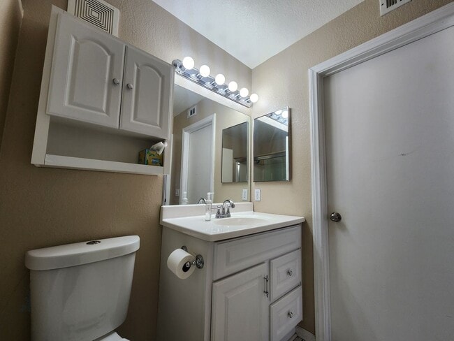 Building Photo - Modern Comfort in the Heart of Summerlin!