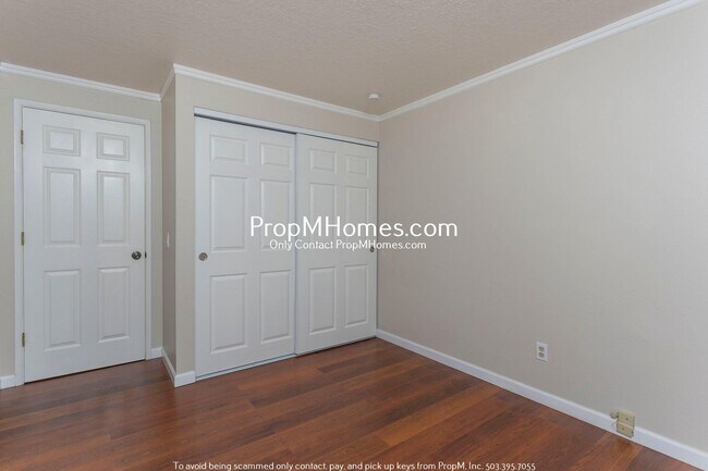 Building Photo - Updated Three Bedroom Gem in Lake Oswego!