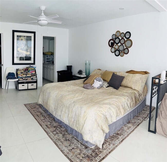 Building Photo - 3100 NE 49th St