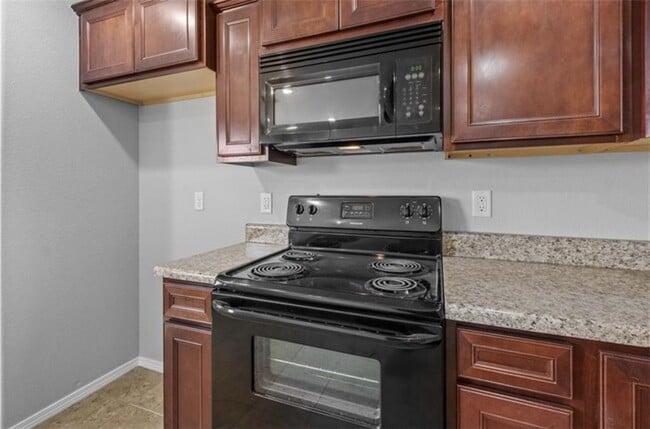 Building Photo - 611 Lasso Ln