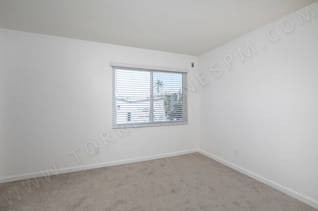 Building Photo - MOVE-IN SPECIAL ~ 1 BR Apartment in Hillcrest with Parking!