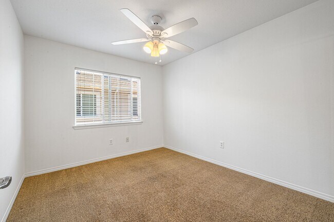 Building Photo - 3-Bedroom Townhome in Gated Bay Harbor – A...