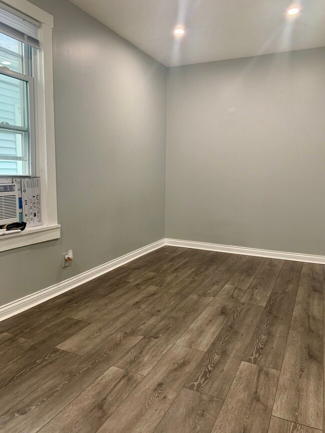 Building Photo - 3547 W Diversey Ave