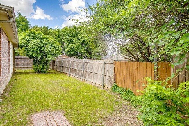 Building Photo - Amazing 3 Bed, 2 Bath Awaiting New Tenants- Burleson ISD- 76028