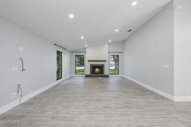 Building Photo - 6161 Waxmyrtle Way