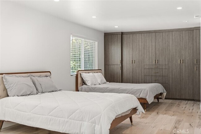 Building Photo - 4630 Cedros Ave