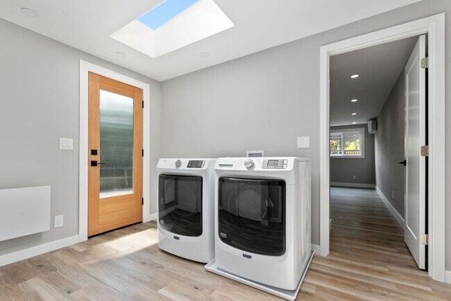 Building Photo - Elegant Air-Conditioned Newly Remodeled Matthews Beach Rambler