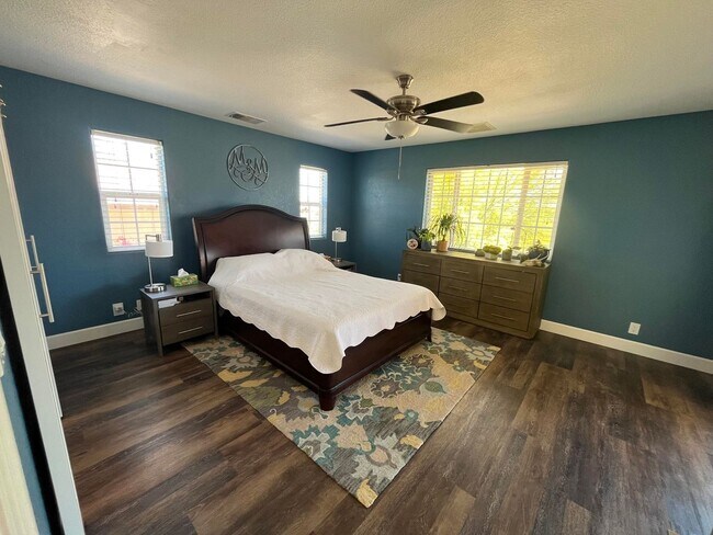 Building Photo - ****Move In Special**** $300 off 1st Month...