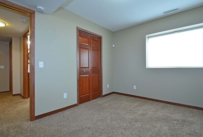 Building Photo - Spacious 4-Bed 4-Bath Home in Shakopee - Available Now!
