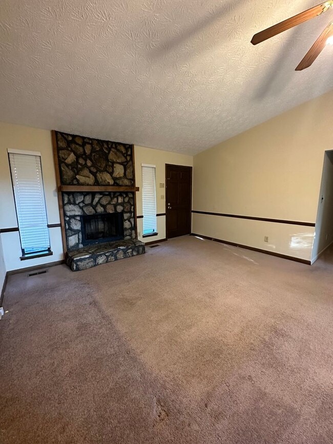 Building Photo - 5013 Buggy Ln