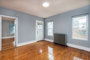 Building Photo - 91 Pine St