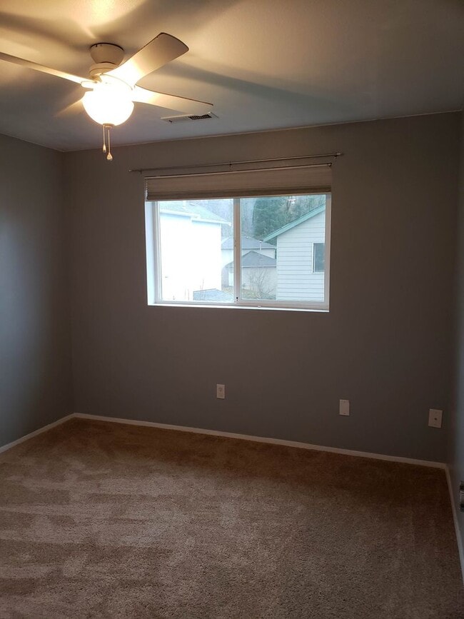 Building Photo - Beautiful Three Bedroom Centrally Located!