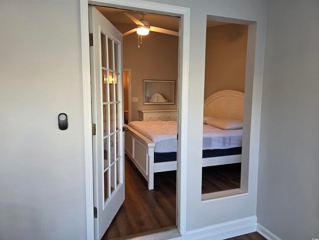 Building Photo - 1 Club Cir