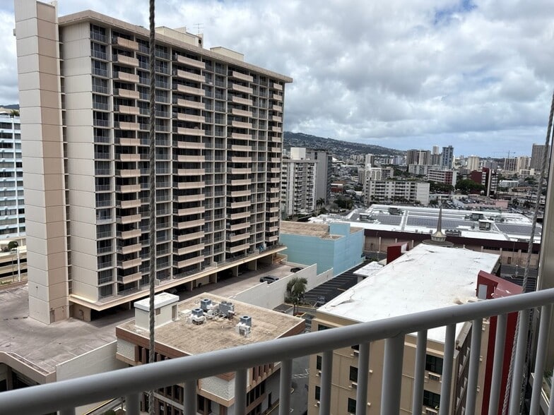 Building Photo - 750 Amana St