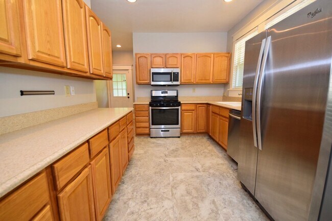 Building Photo - DARLING charmer with 3 beds and 2 baths near the U of M.