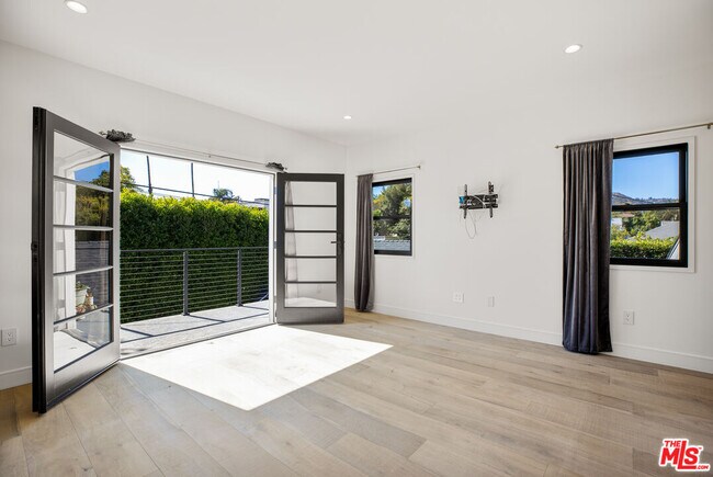 Building Photo - 1203 N Poinsettia Pl