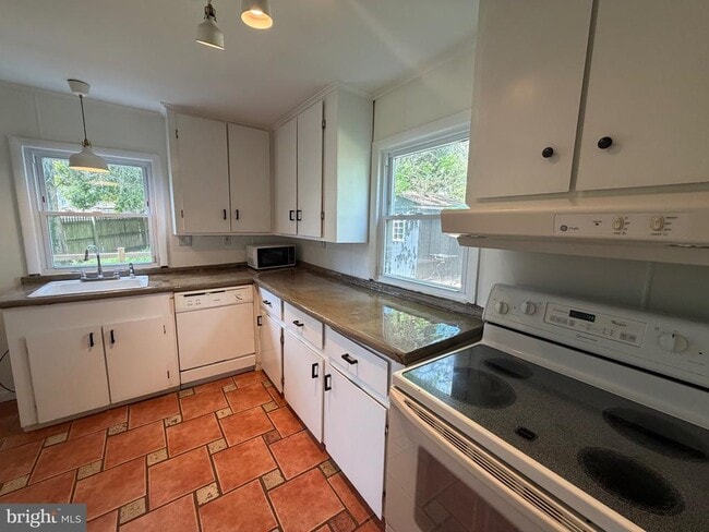 Building Photo - 5014 Delaware St