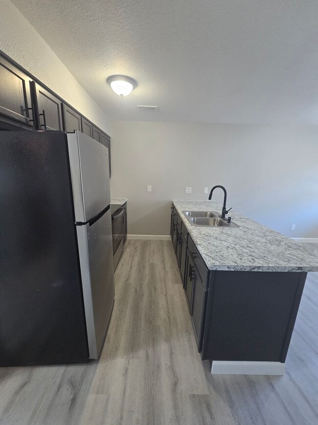 Building Photo - 2 Bedroom , 1 Bathroom Apartment!