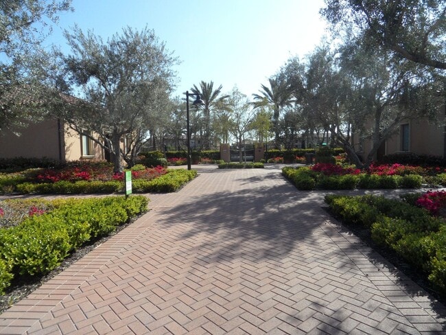 Building Photo - 4BR 3BA two-story condo with 2 Car Attache...