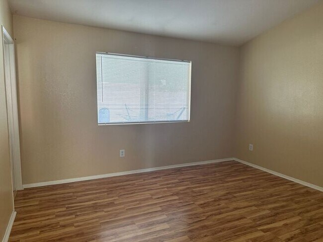 Building Photo - Imagine coming home to this hidden rare spacious find right off of a cul-de-sac