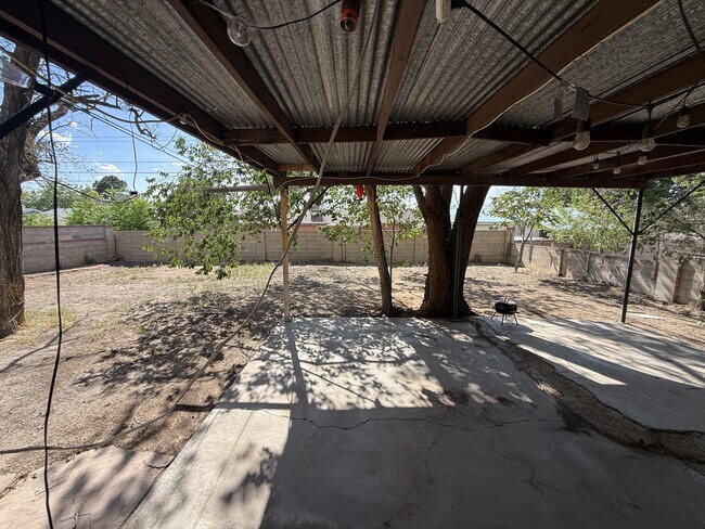 Building Photo - 3213 San Pedro Dr NE