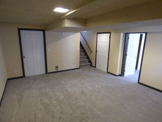 Building Photo - $0 DEPOSIT OPTION.  TRI-LEVEL HOME IN SE AURORA