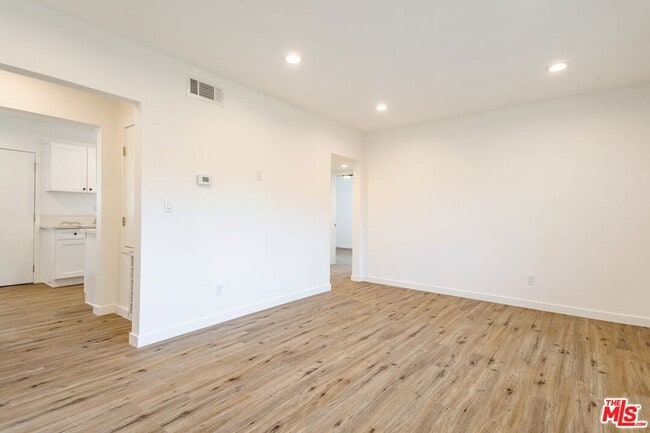 Building Photo - 1818 W Glenoaks Blvd