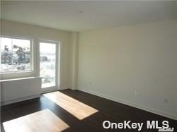 Building Photo - 433 Main St