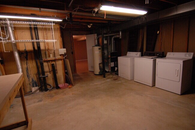 Building Photo - 10 Jenny Lind Dr