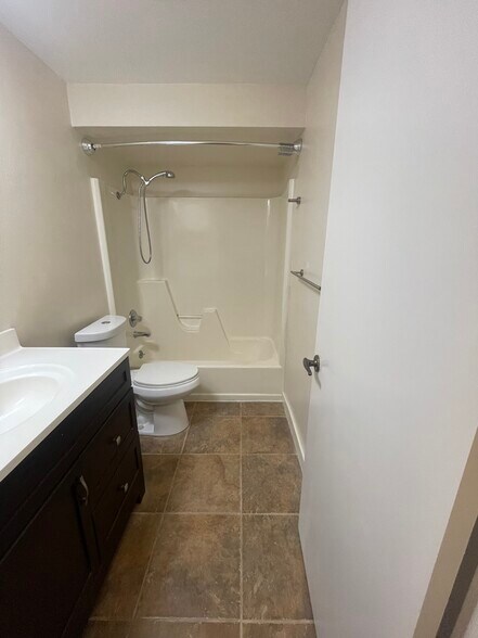Building Photo - 650 SW Meadow Dr