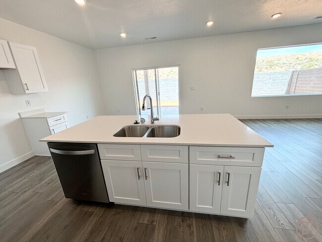 Building Photo - LIKE NEW Home in Long Valley!